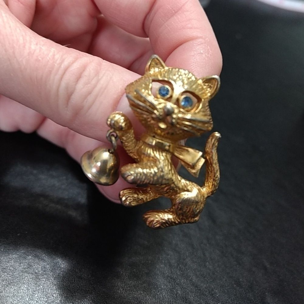 Vintage Avon gold tone kitty cat brooch blue rhinestone